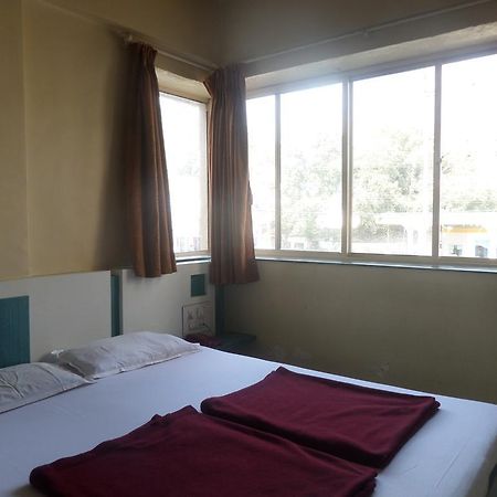 Hotel Sai Ratna Нашик Екстериор снимка