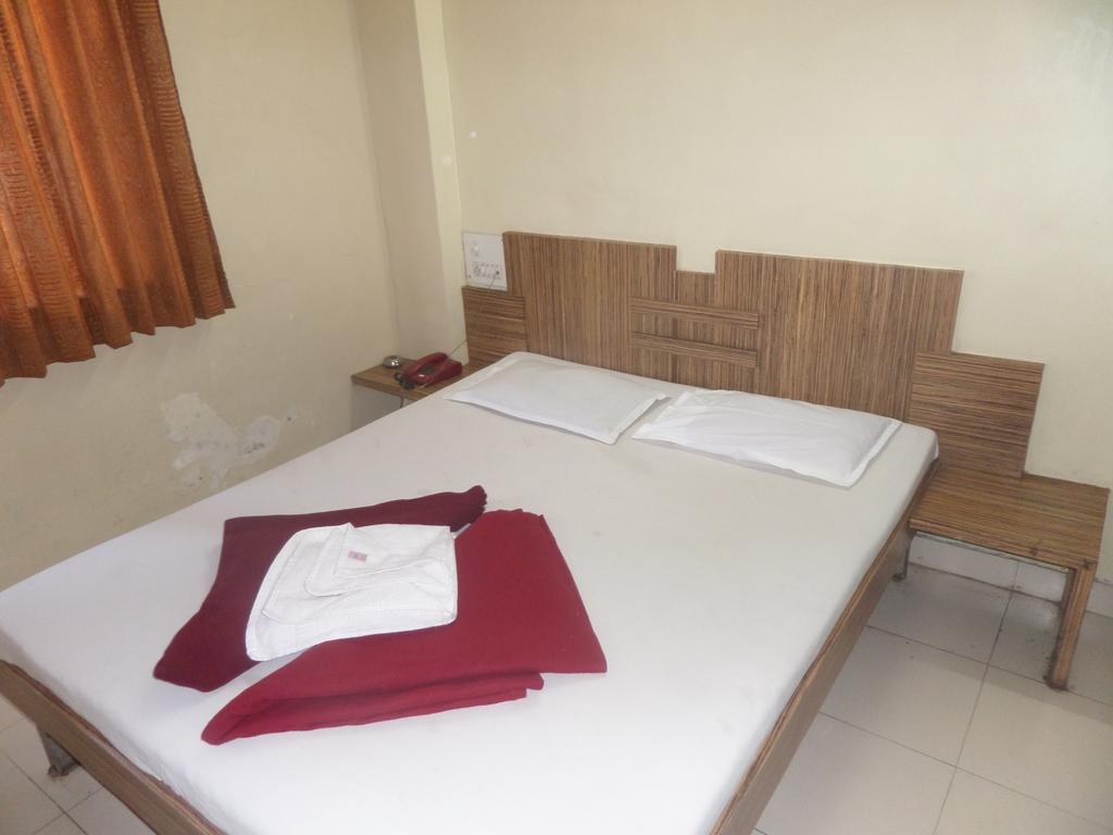 Hotel Sai Ratna Нашик Стая снимка