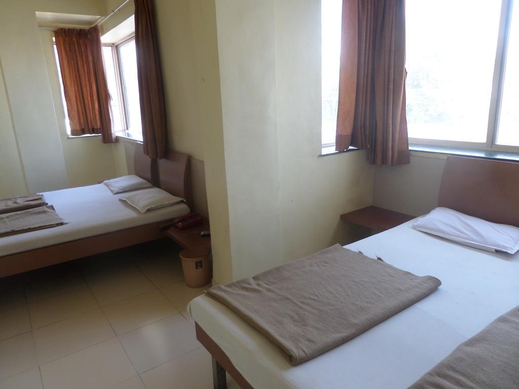 Hotel Sai Ratna Нашик Екстериор снимка